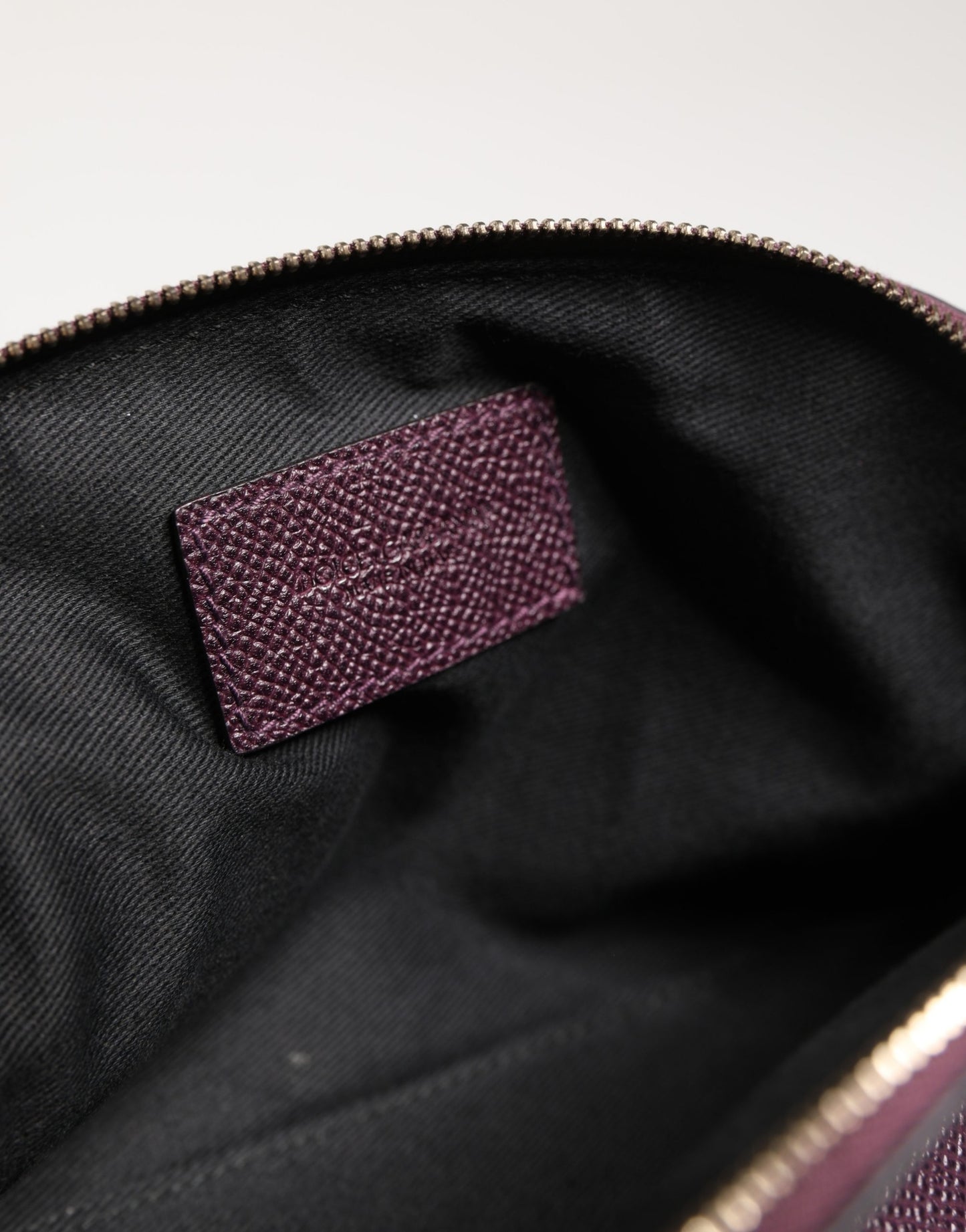 Dolce & Gabbana Dunkelviolette Leder Geldbörse mit DG Logo und Reißverschluss