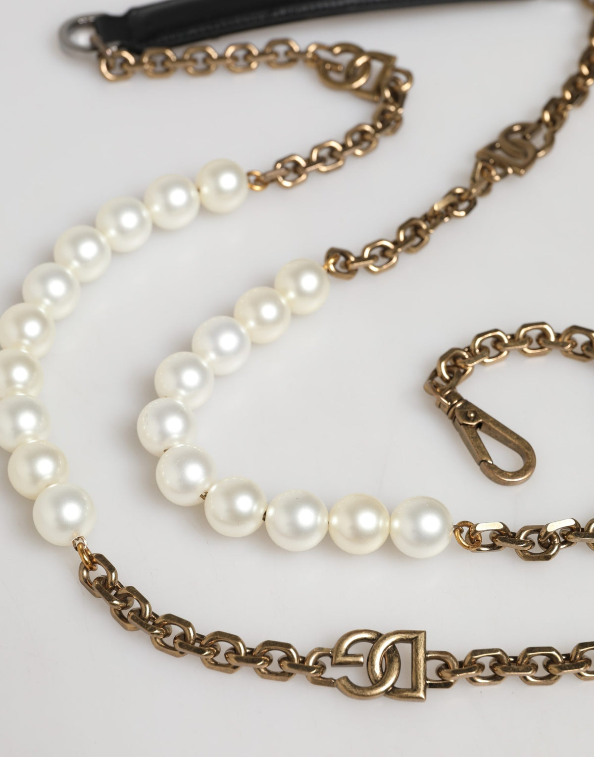 Dolce & Gabbana Schwarzer Leder-Schultergurt mit Goldkette und Perlen