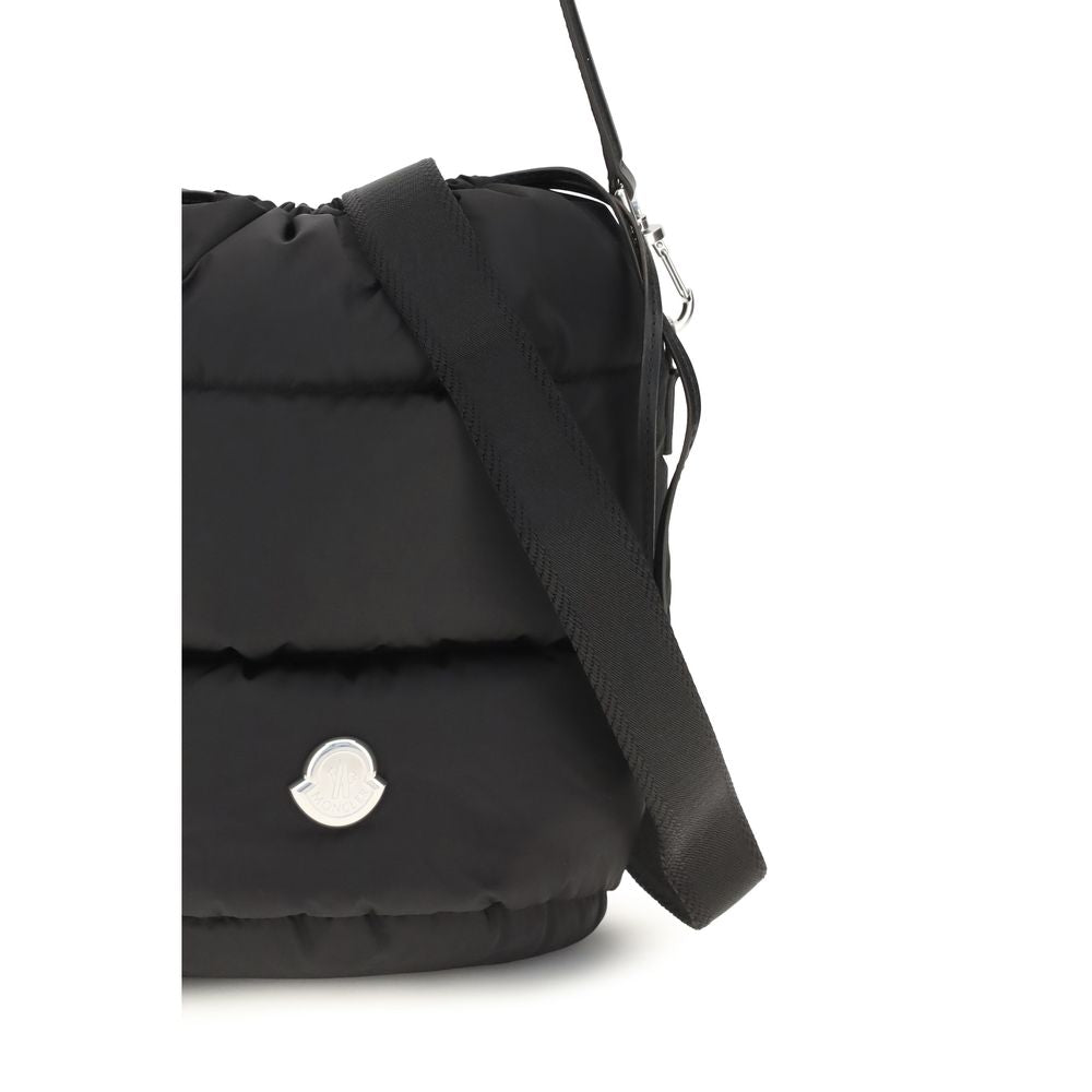 Moncler Beuteltasche aus Leder in Schwarz