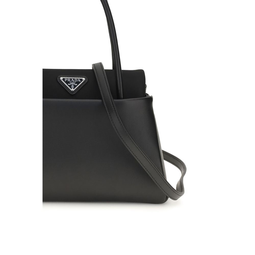 Borsa Prada in pelle di vitello nera con logo triangolare