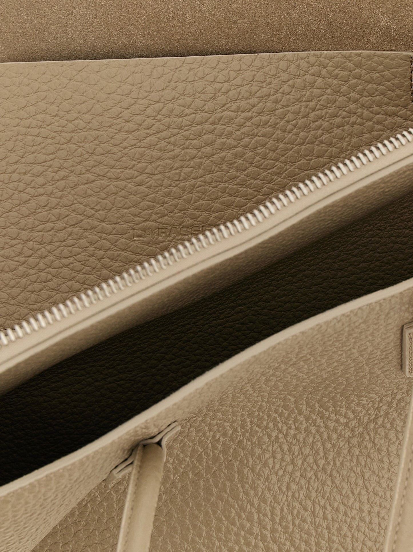 The Attico Beige Kalbsleder Schultertasche