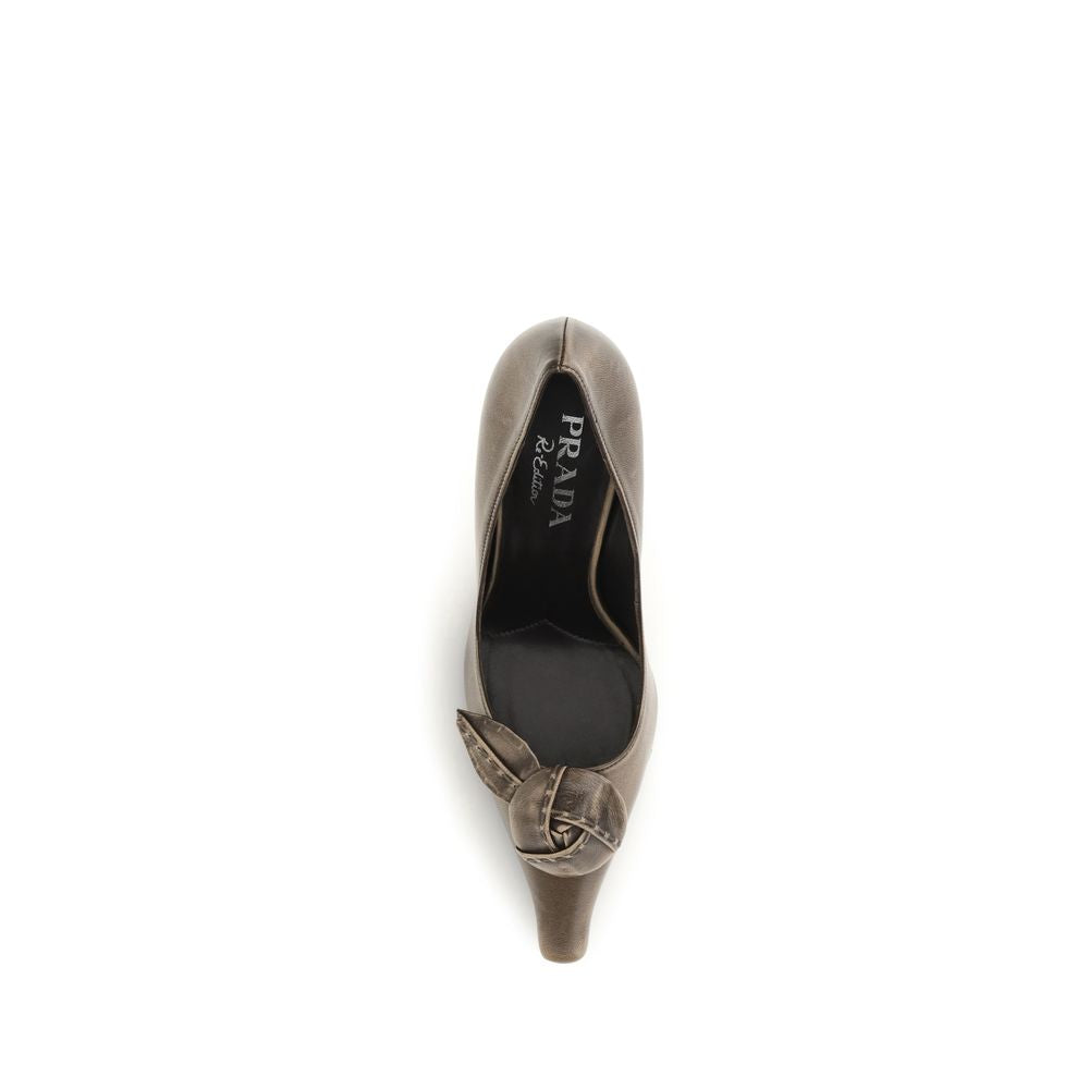 Prada Pumps aus Leder in Beige