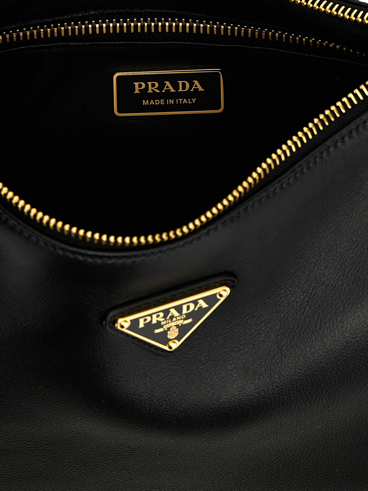 Prada Schultertasche aus Leder in Schwarz
