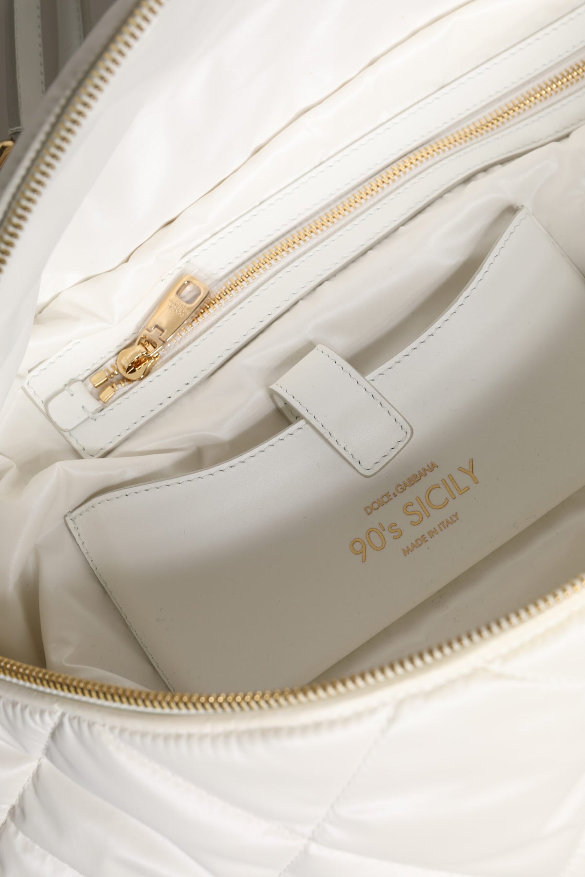Dolce & Gabbana Weiße gesteppte Gürteltasche mit Logo-Plakette