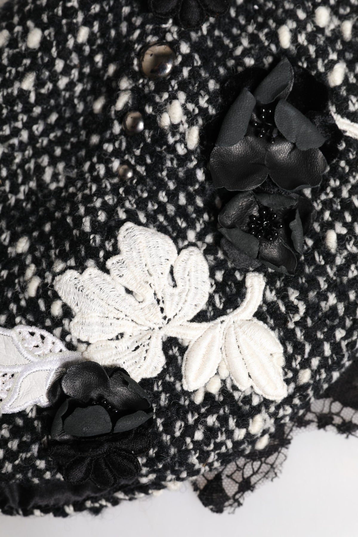 Dolce & Gabbana Schwarz-weißer Cloche-Hut mit Blumenverzierung