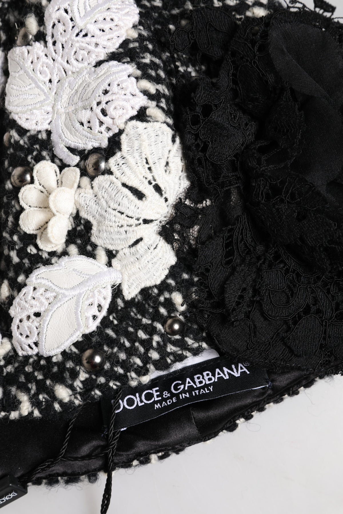 Dolce & Gabbana Schwarz-weißer Cloche-Hut mit Blumenverzierung