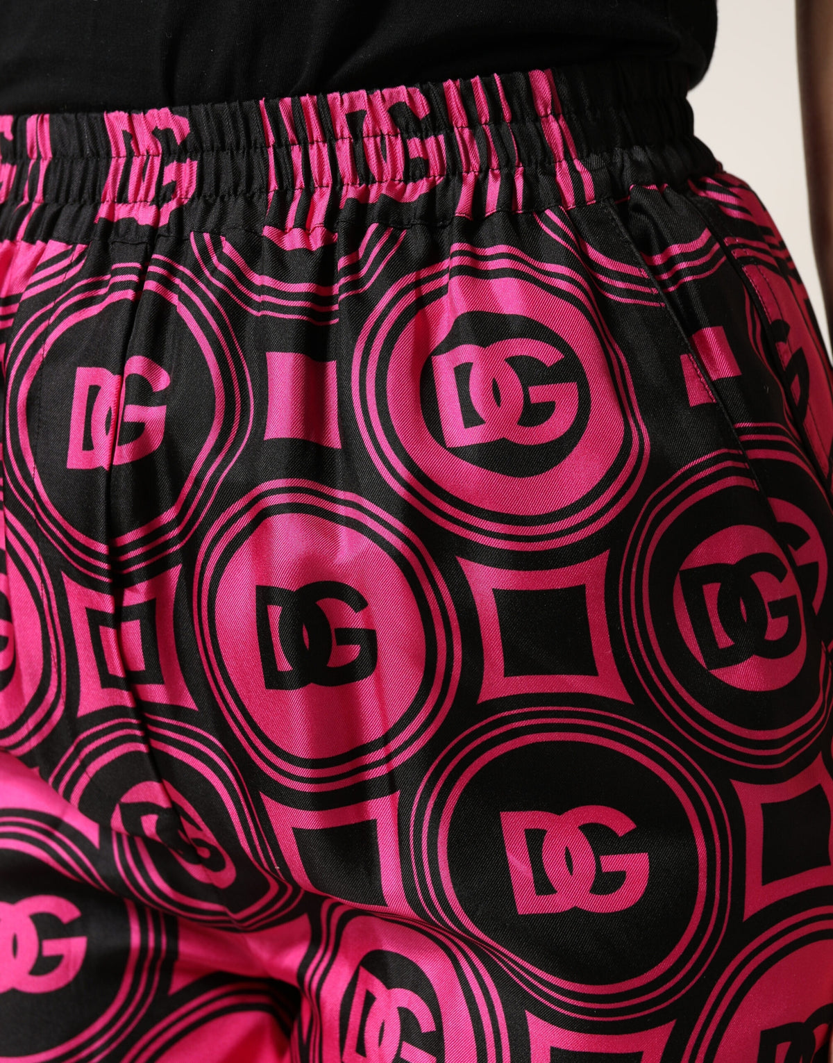 Dolce & Gabbana Schwarz-fuchsia Seidenshorts mit Logo-Print
