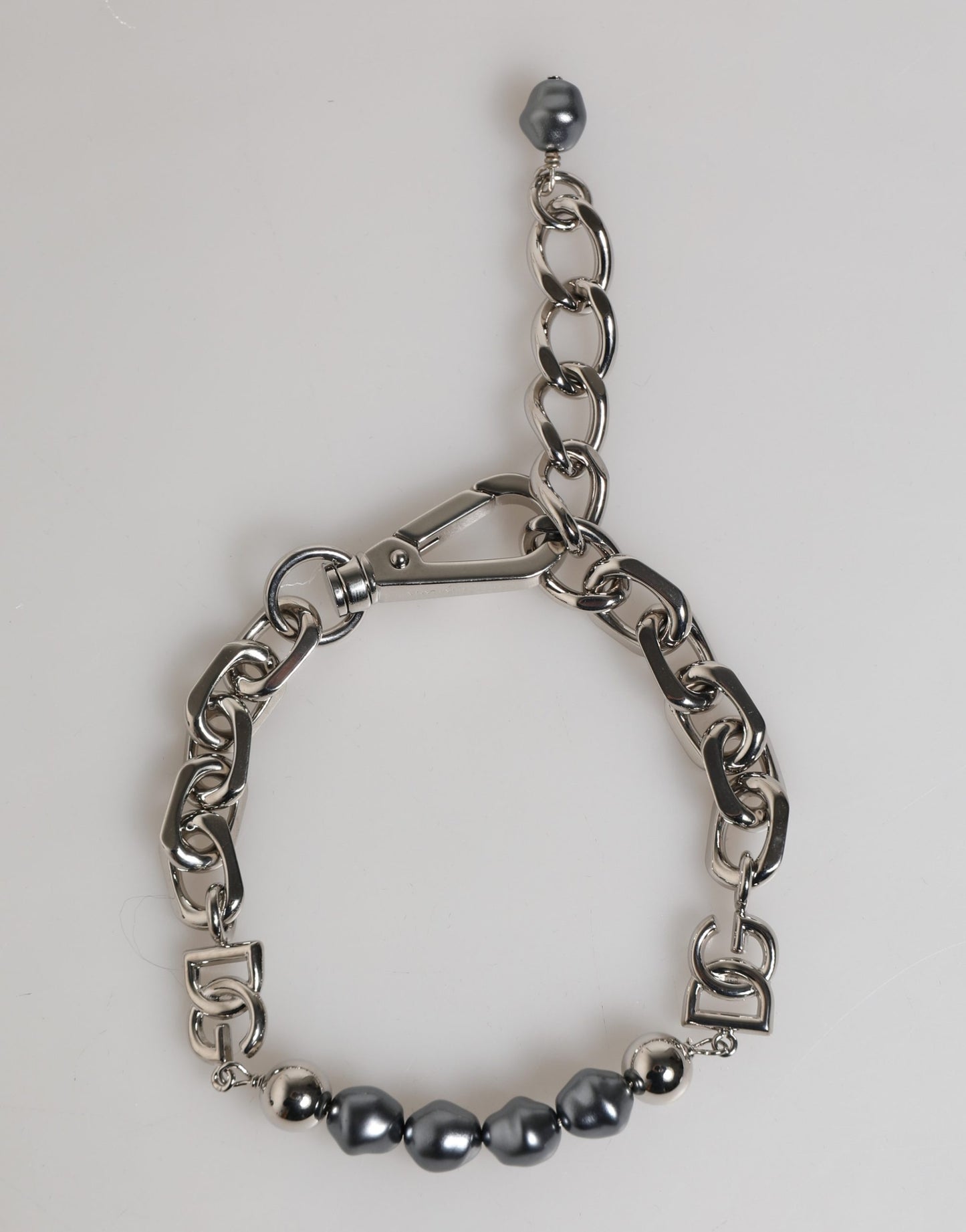 Dolce & Gabbana Armband mit silberfarbener Kette, Karabinerverschluss, Logo und grauen Perlen