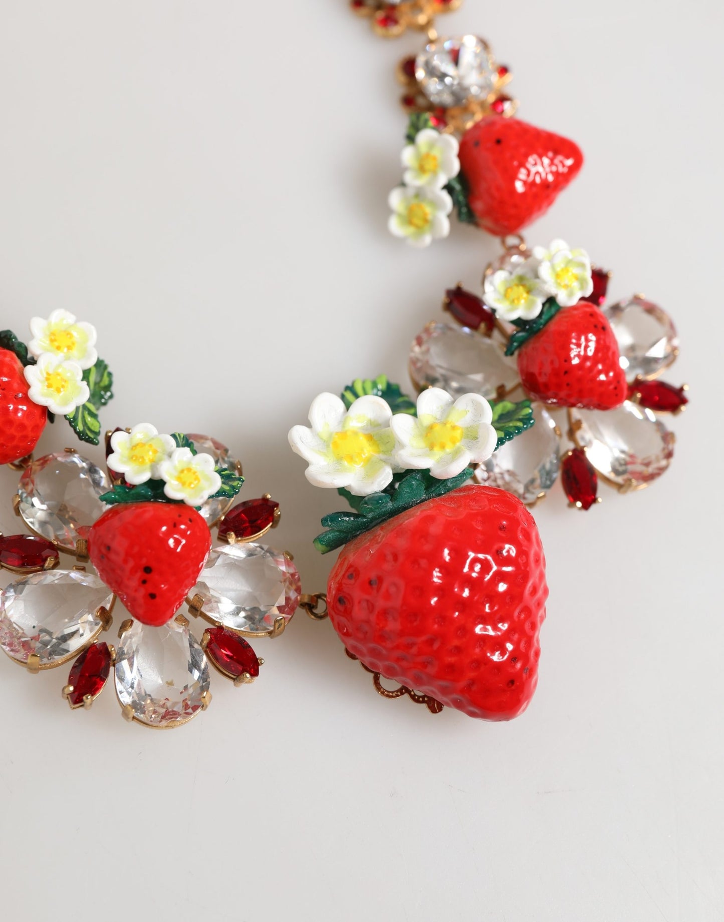 Dolce & Gabbana Halskette mit FRUIT-Anhängern aus goldfarbenem Messing, Blumen und Kristall-Logo