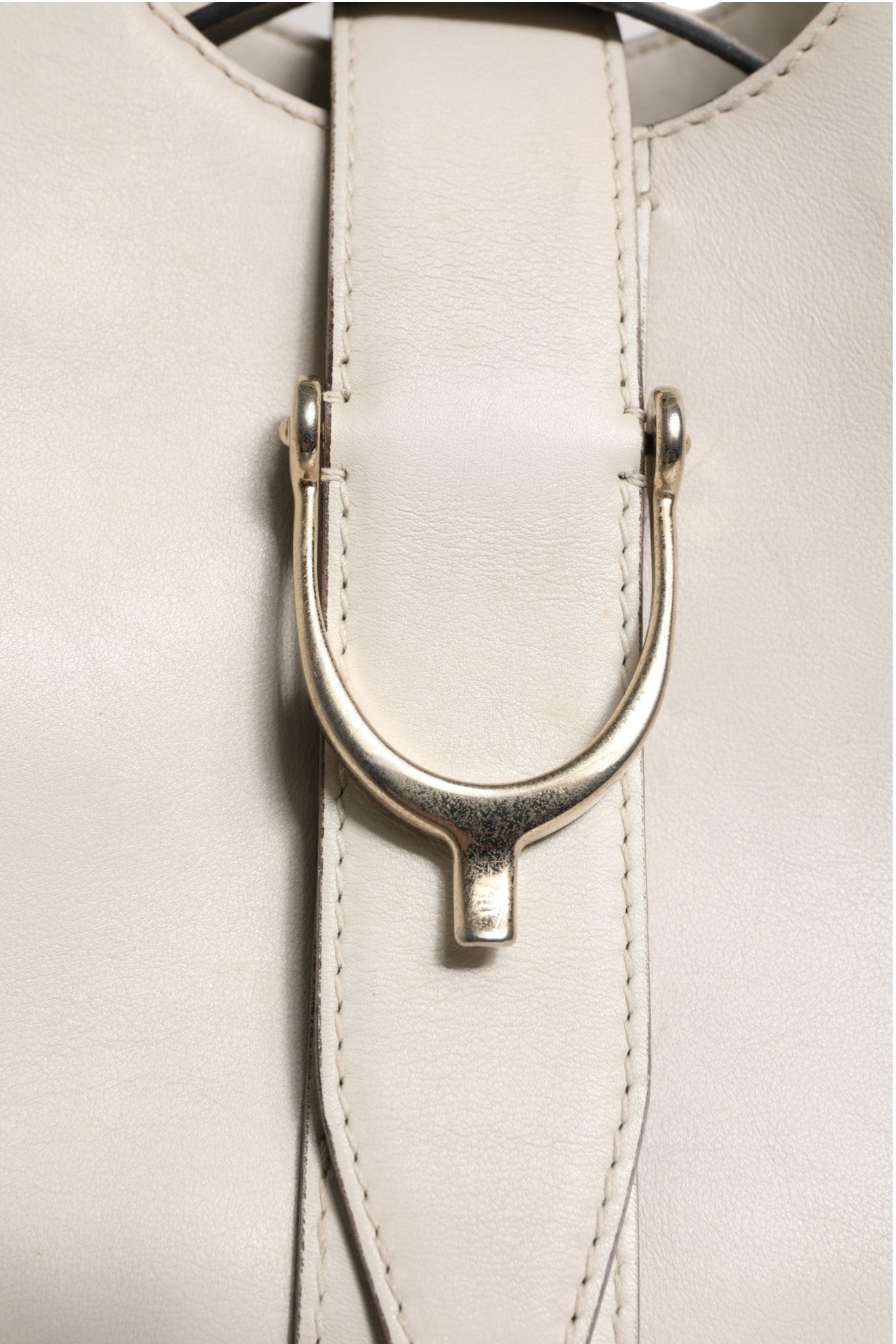 Gucci Weiße Leder-Tasche mit Steigbügel-Henkel