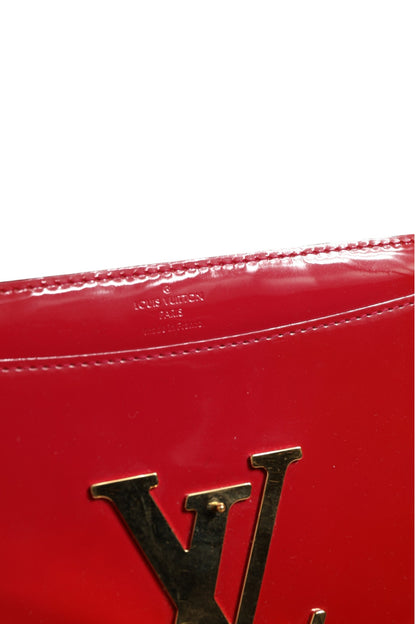 Louis Vuitton Louise PM Geldbörse mit Kette aus rotem Lackleder