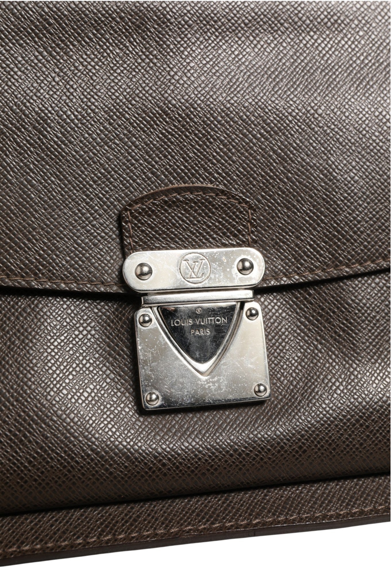 Louis Vuitton Belaia Clutch Taiga-Leder
