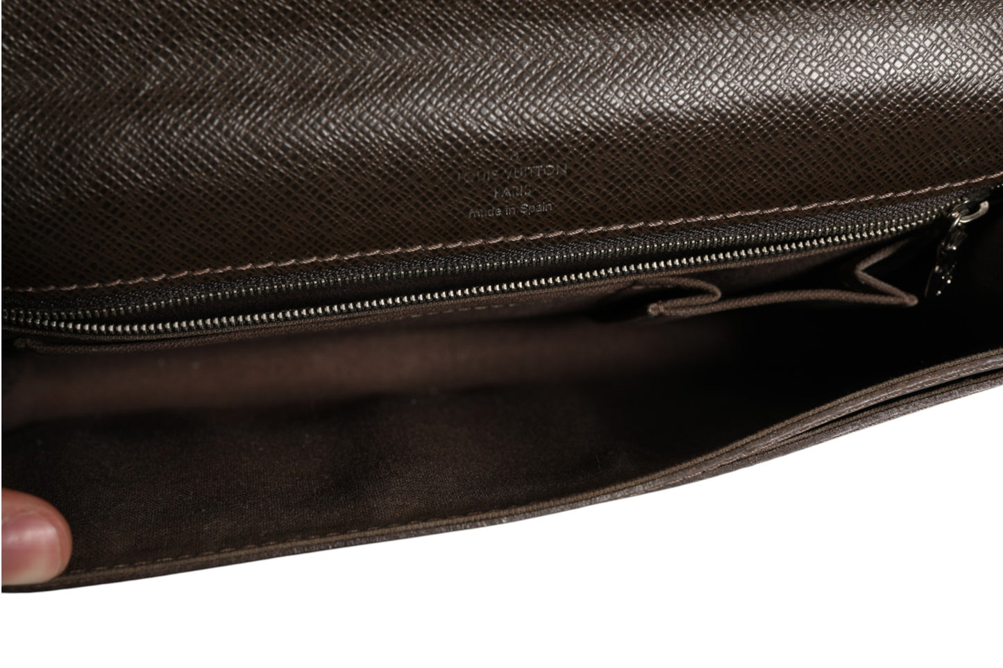 Louis Vuitton Belaia Clutch Taiga-Leder