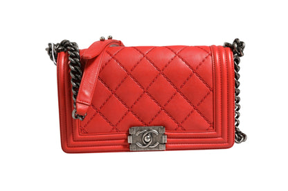 Chanel New Medium Boy Bag aus Kalbsleder mit roter Rautensteppung