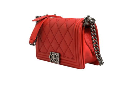 Chanel New Medium Boy Bag aus Kalbsleder mit roter Rautensteppung