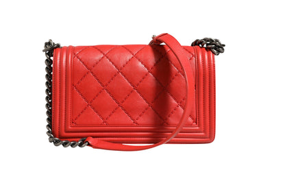 Chanel New Medium Boy Bag aus Kalbsleder mit roter Rautensteppung
