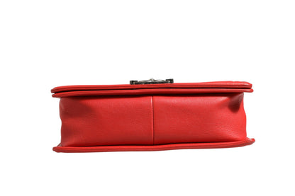 Chanel New Medium Boy Bag aus Kalbsleder mit roter Rautensteppung