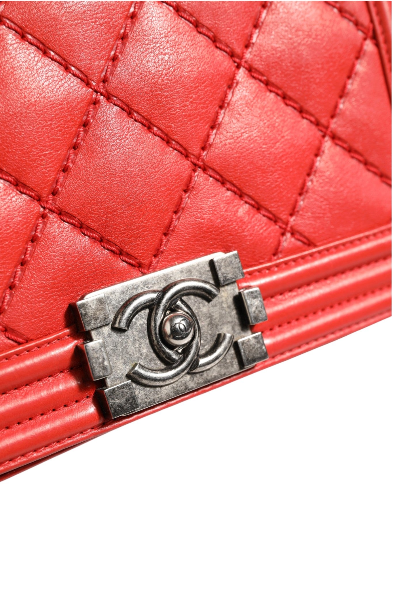 Chanel New Medium Boy Bag aus Kalbsleder mit roter Rautensteppung
