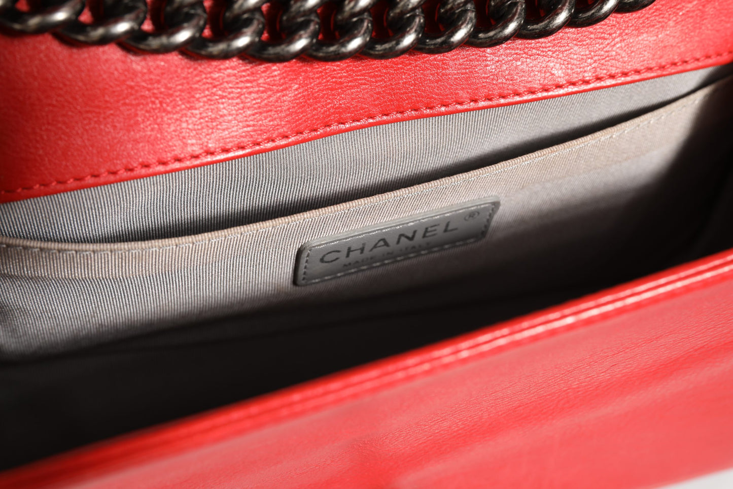 Chanel New Medium Boy Bag aus Kalbsleder mit roter Rautensteppung
