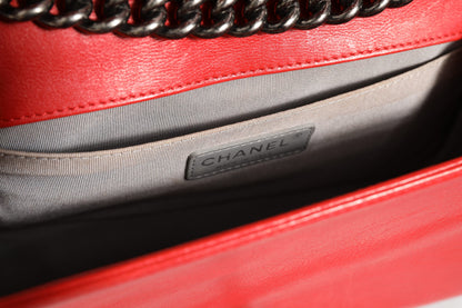 Chanel New Medium Boy Bag aus Kalbsleder mit roter Rautensteppung