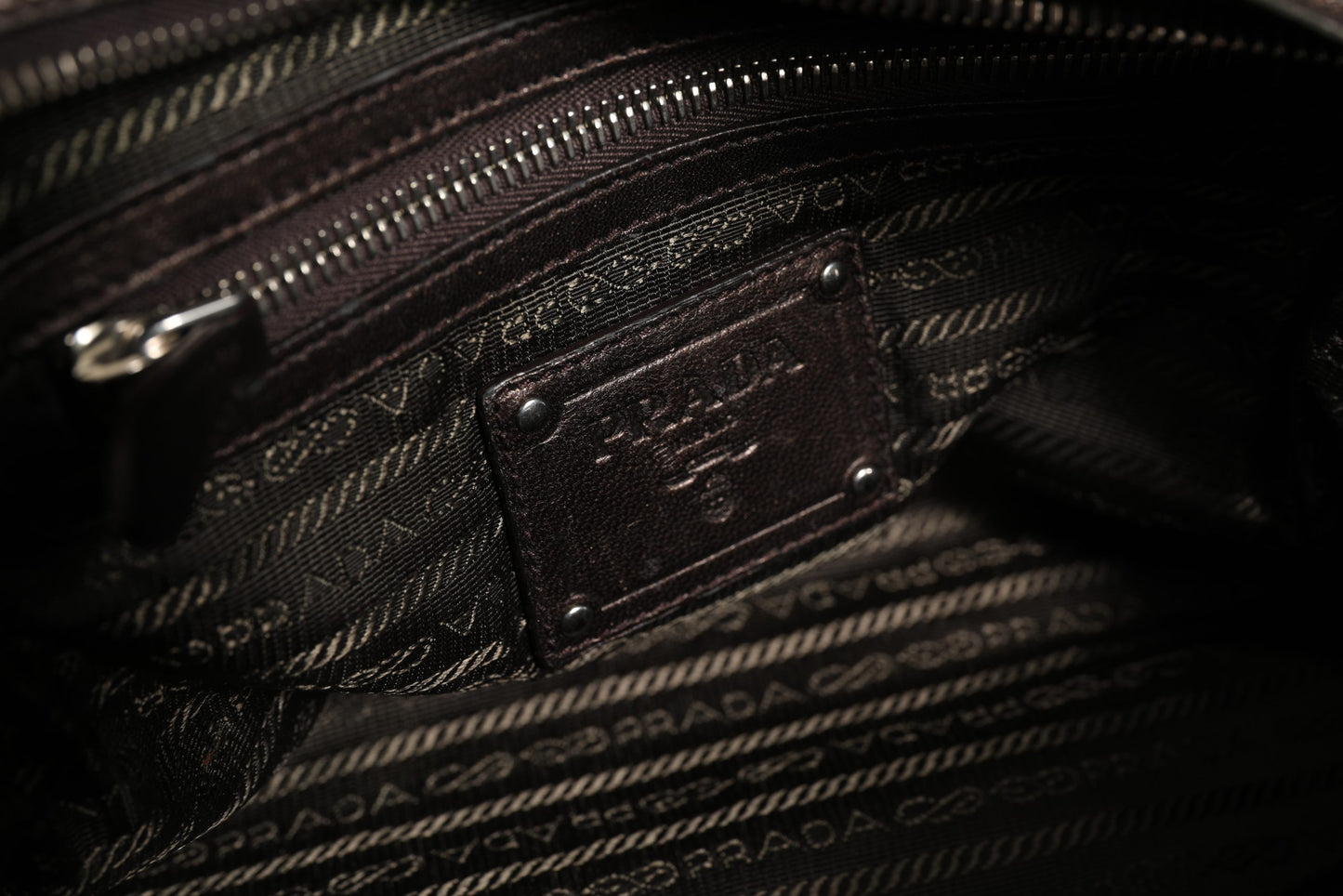 Prada Schultertasche aus Metallic-Nappaleder mit Rüschen