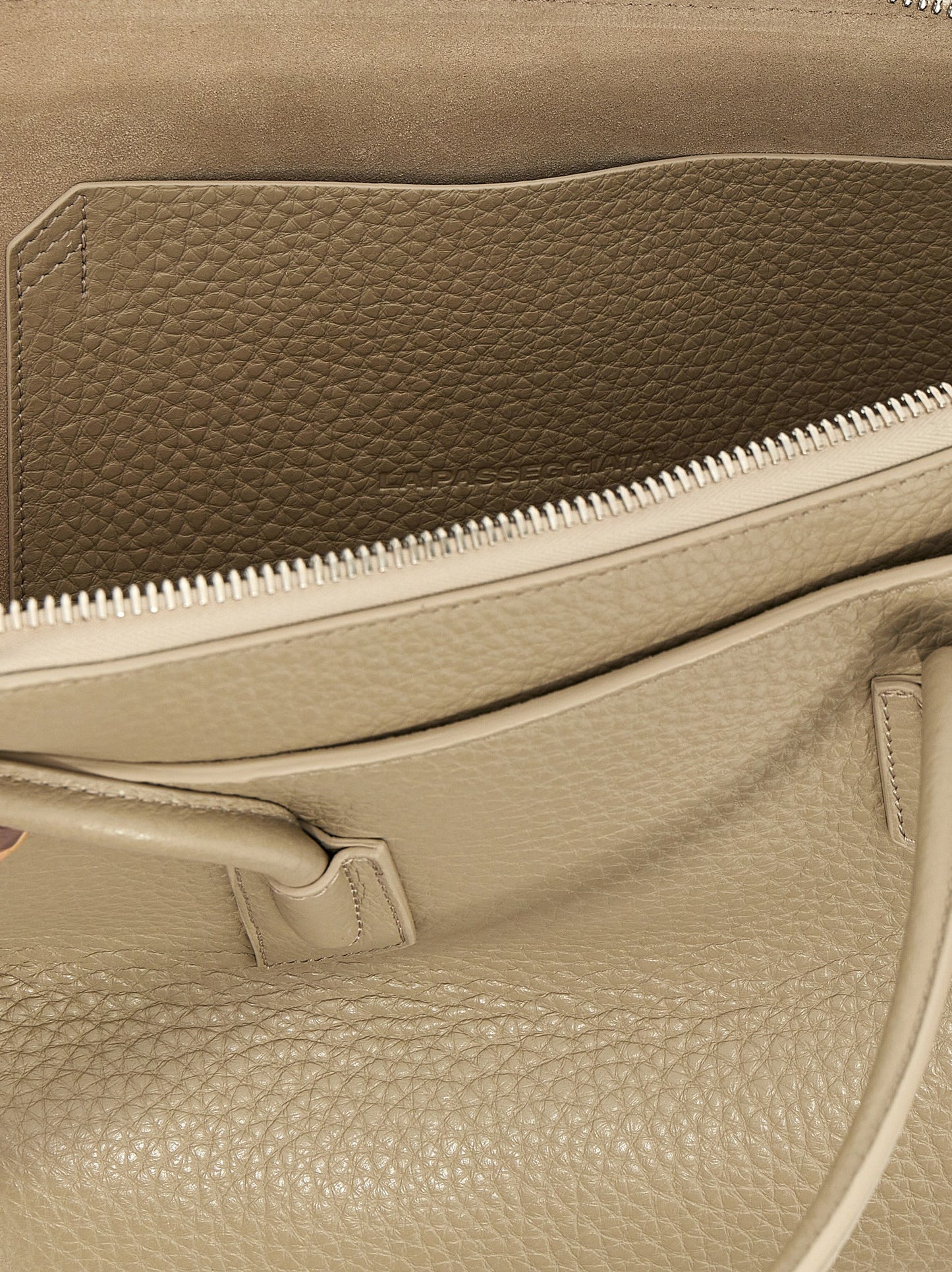The Attico Beigefarbene Kalbshaut Schultertasche