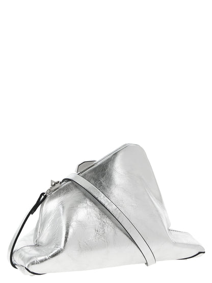 The Attico Clutch aus silbernem Kalbsleder
