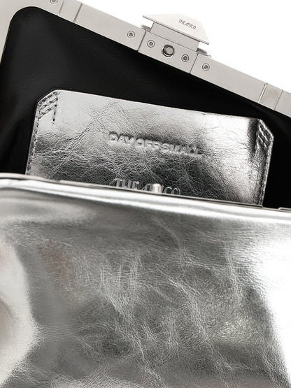 The Attico Clutch aus silbernem Kalbsleder