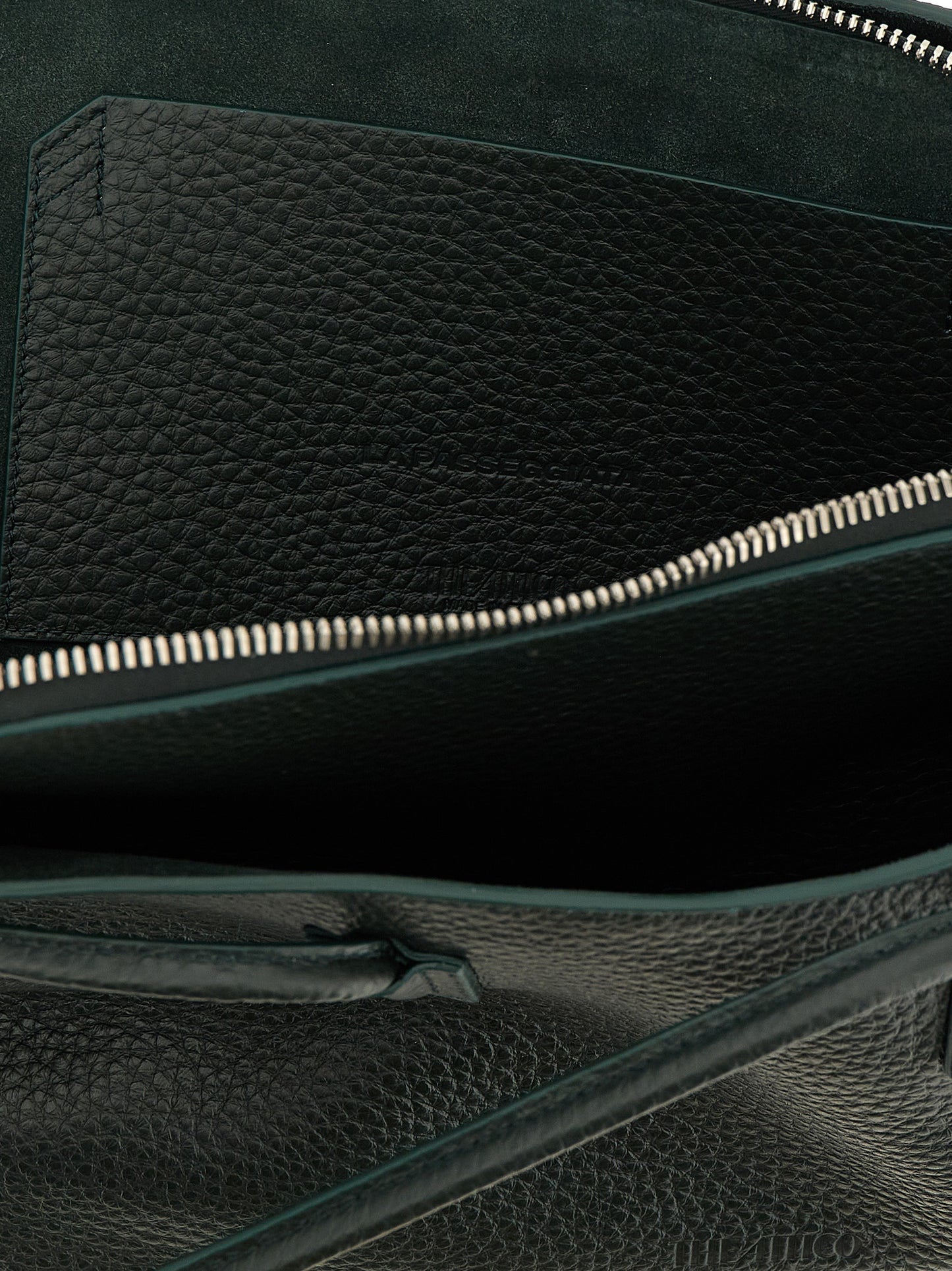 The Attico Zweifarbige Schultertasche aus Kalbsleder