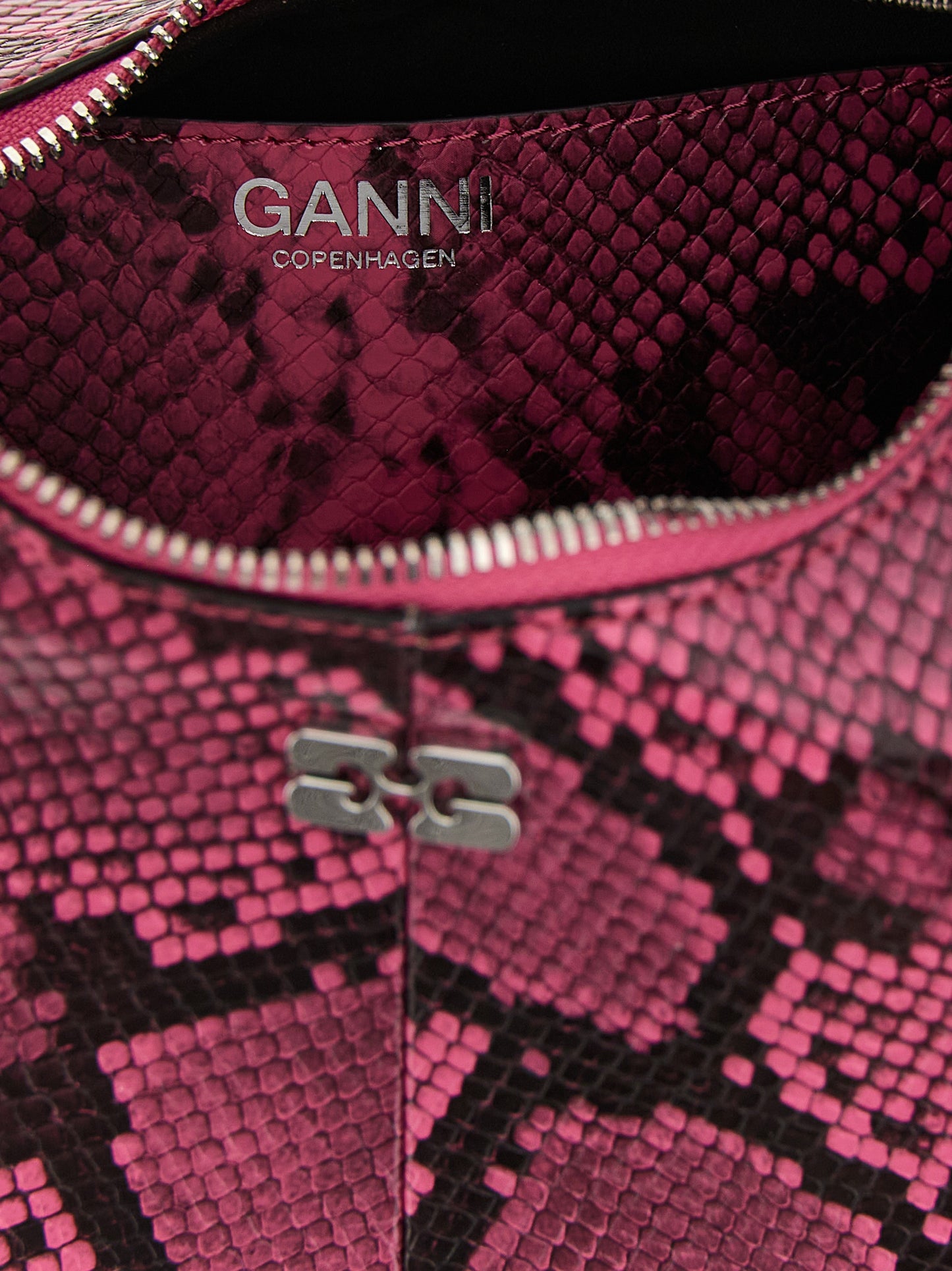 Ganni Handtasche aus recyceltem Polyester in Fuchsia