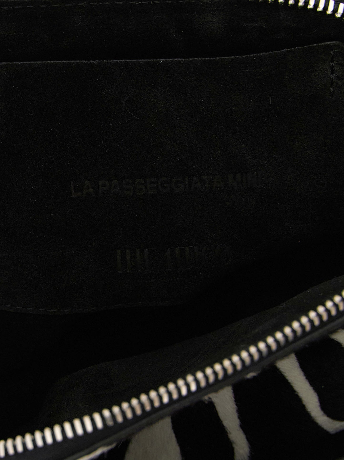The Attico Zweifarbige Kalbsleder-Handtasche