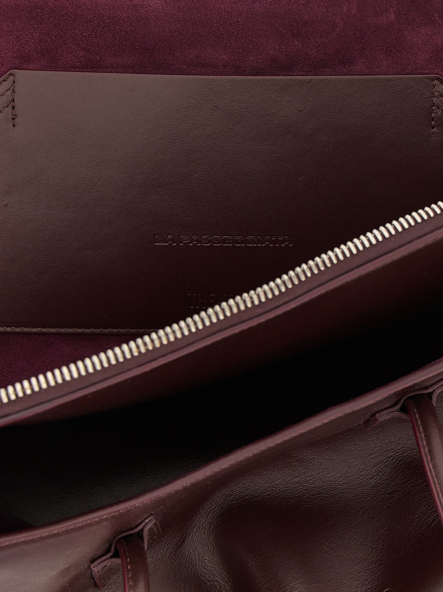 The Attico Schultertasche aus violettem Rindsleder