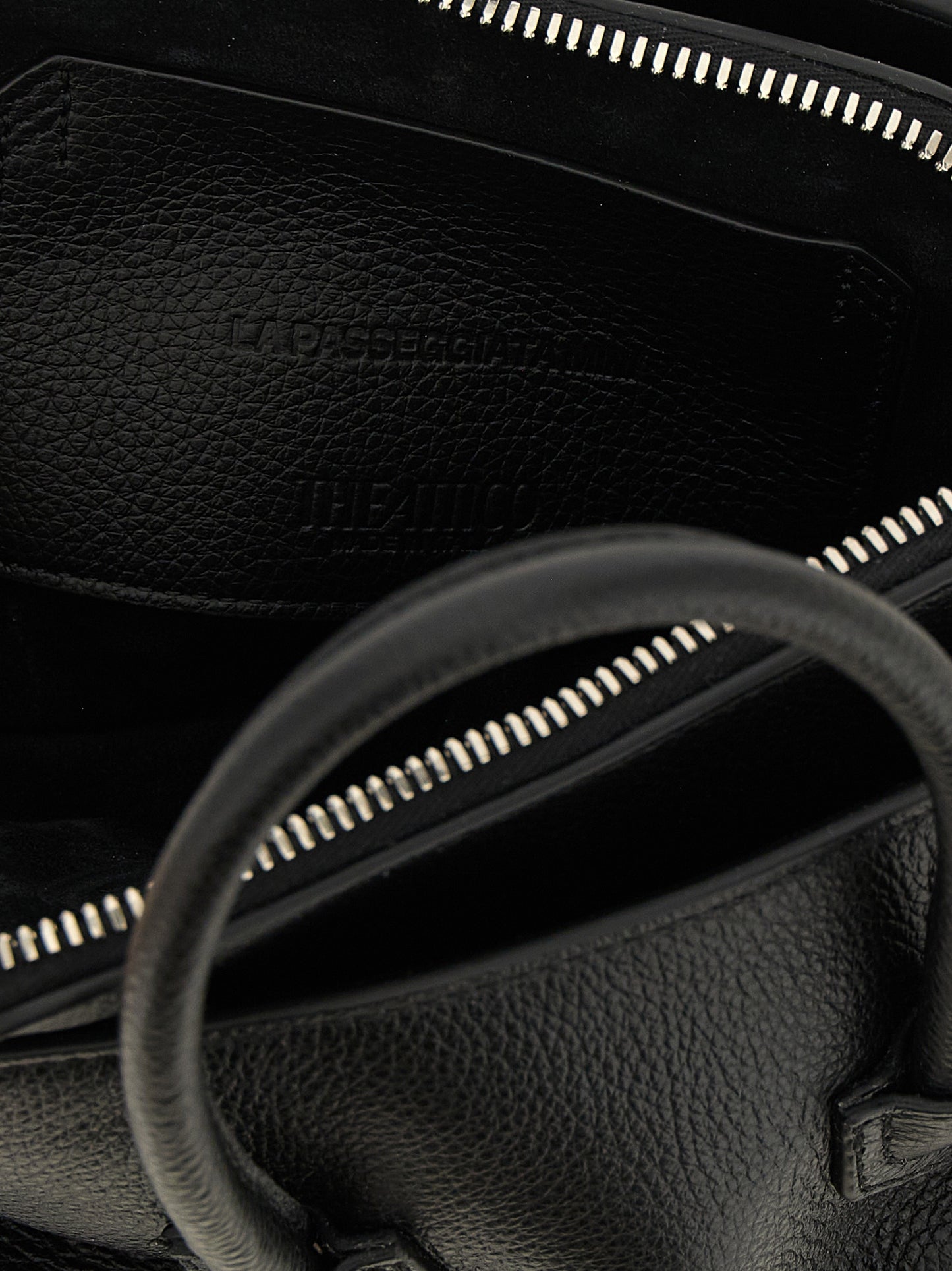 The Attico Handtasche aus schwarzem Rindsleder