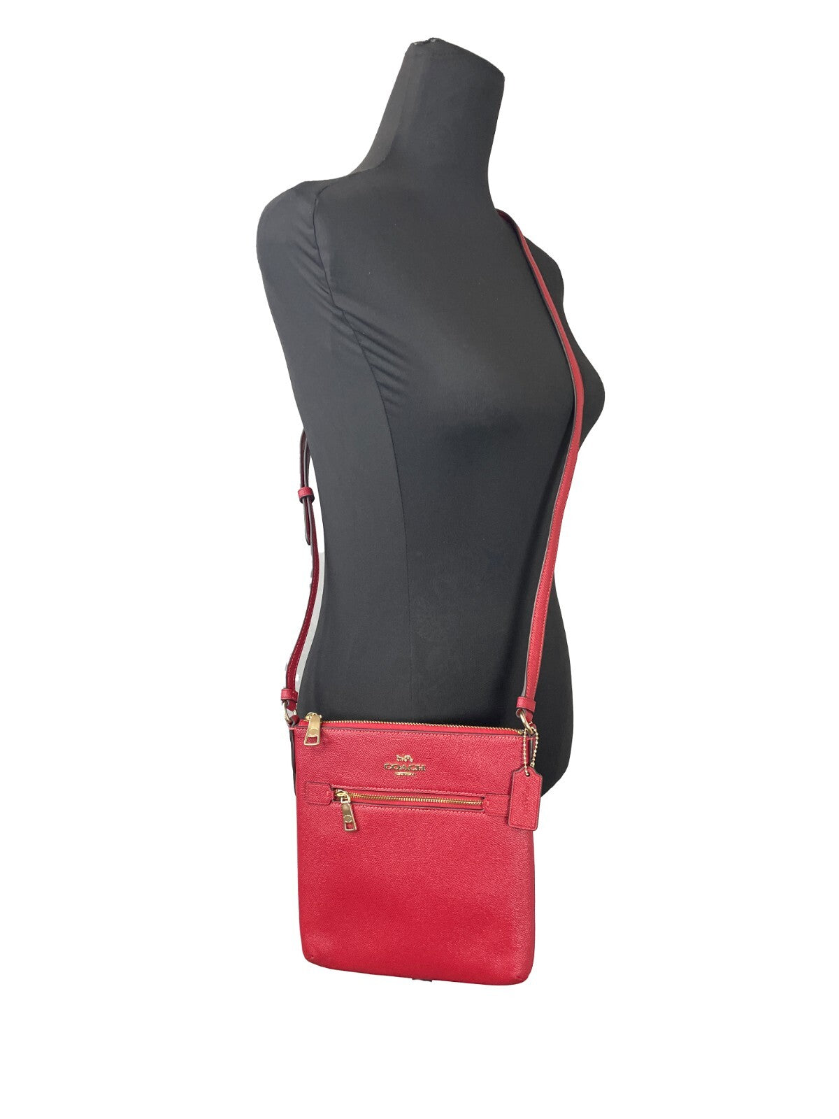 COACH Coach Damen Mini Rowan Top Zip Umhängetasche aus genarbtem Leder (Rot)