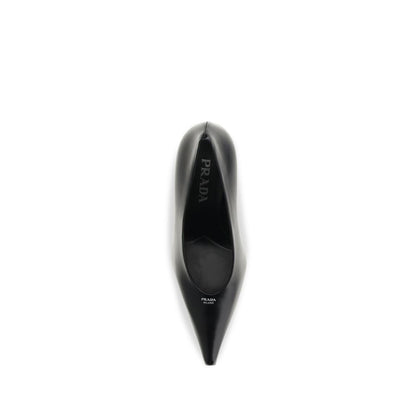 Prada Pumps aus Leder in Schwarz