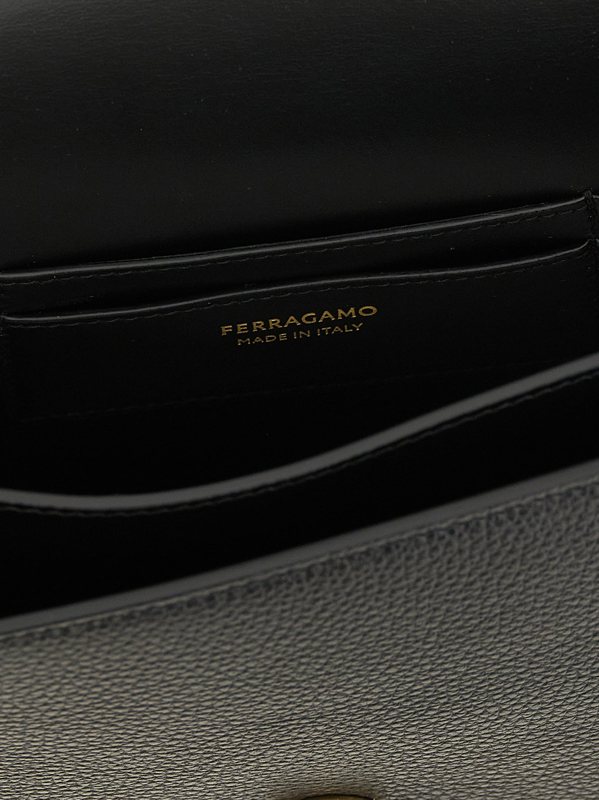 Ferragamo Umhängetasche aus Leder in Schwarz