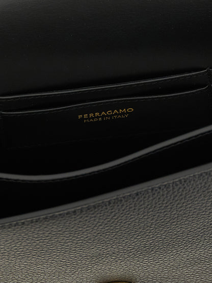 Ferragamo Umhängetasche aus Leder in Schwarz