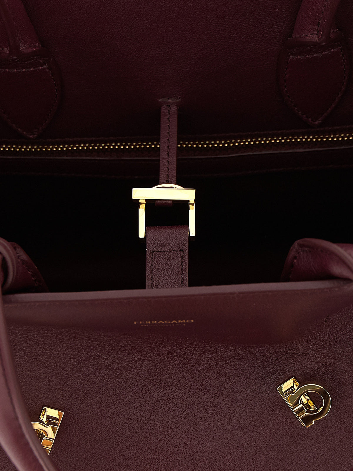 Ferragamo Handtasche aus Leder in Rot