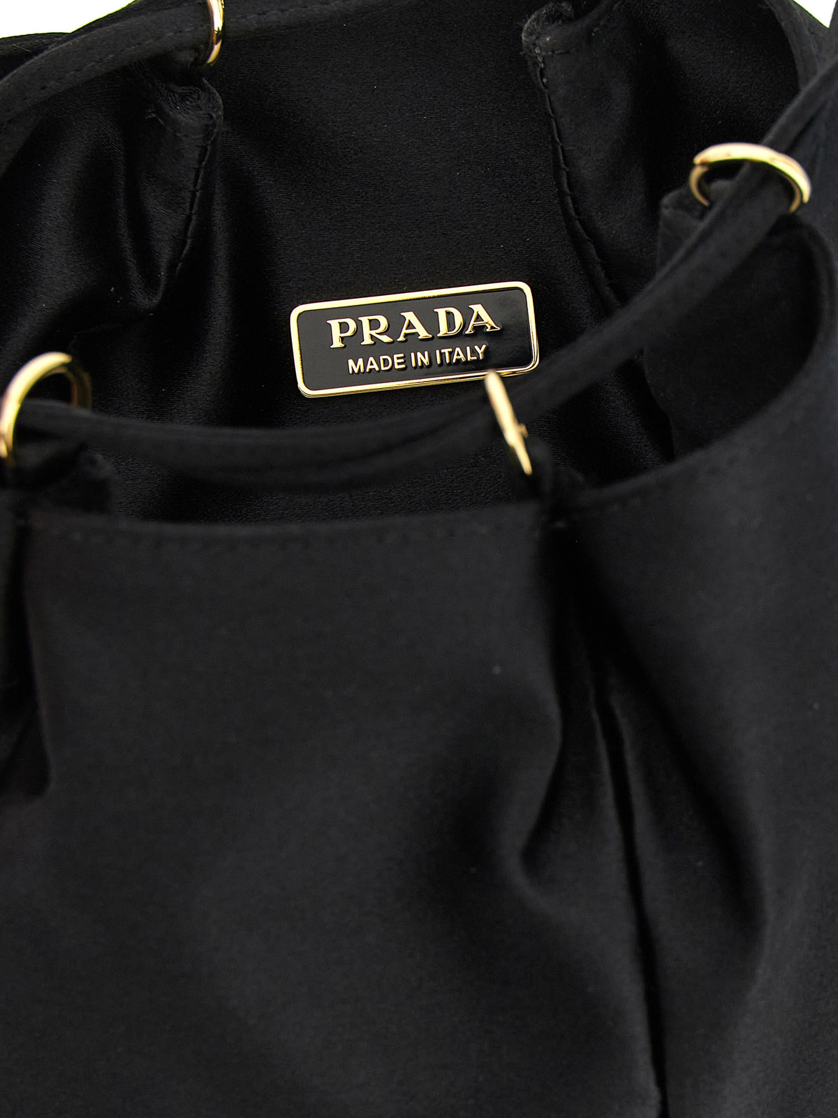 Prada Schultertasche aus Seide in Schwarz