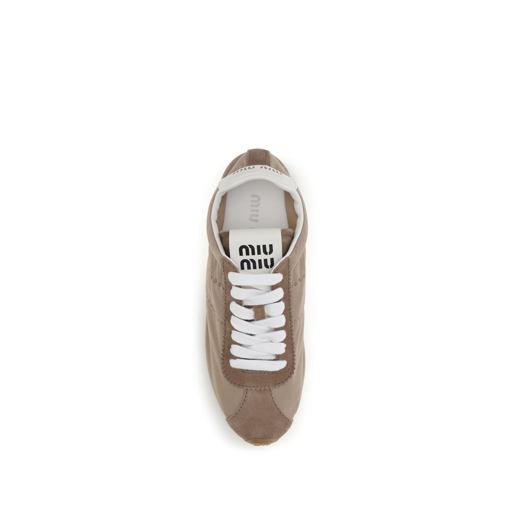 Miu Miu Sneaker aus Wildleder in Beige