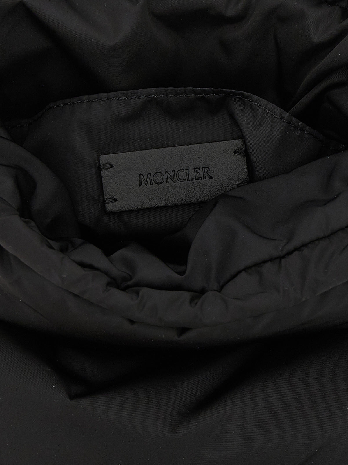 Moncler Schultertasche aus Leder in Schwarz