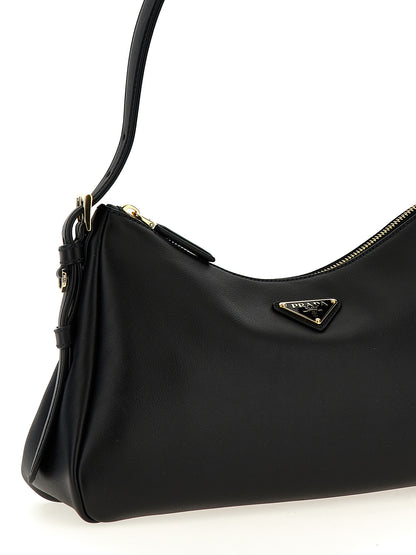 Prada Schultertasche aus Leder in Schwarz