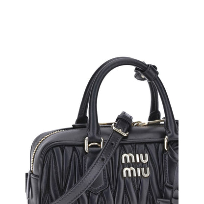 Miu Miu Handtasche aus Leder in Schwarz