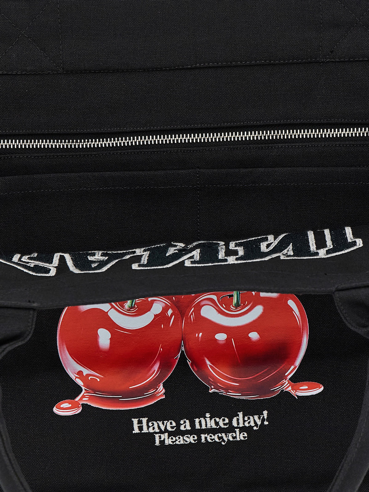 Ganni Cherry XXL Tote aus recycelter Baumwolle in Schwarz – Ansicht 4 | Arca Lucia