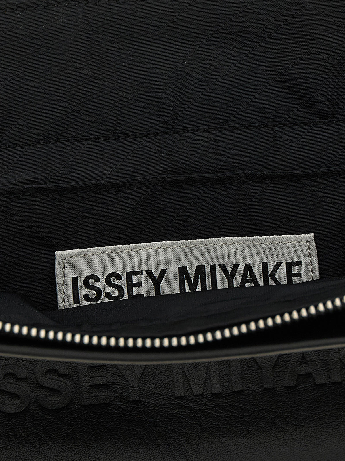 Issey Miyake Schwarze Schultertasche aus Polyester – Ansicht 4 | Arca Lucia
