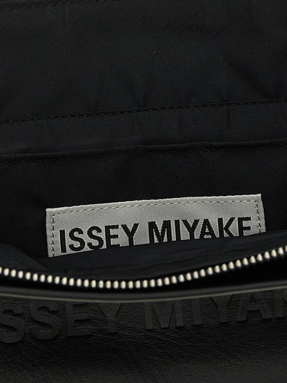 Issey Miyake Schwarze Schultertasche aus Polyester – Ansicht 4 | Arca Lucia