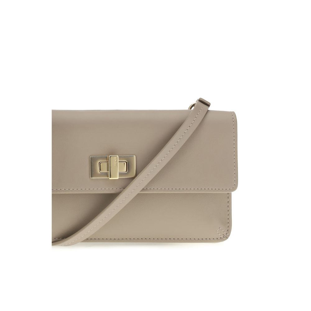 Fendi Peekaboo Chain Wallet aus beigem Kalbsleder – Produktansicht 4 | Arca Lucia