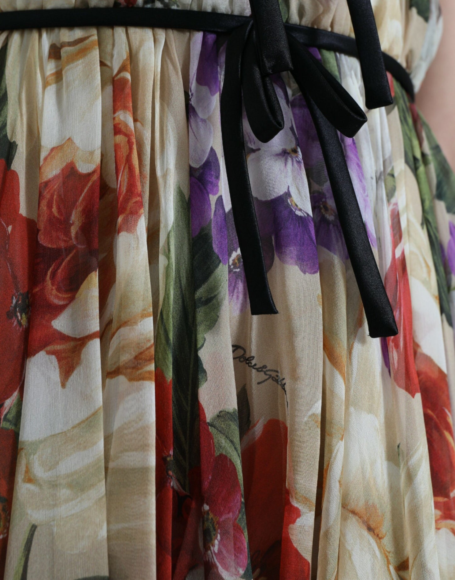 Dolce & Gabbana Beigefarbenes ärmelloses Minikleid in A-Linie mit Blumenmuster