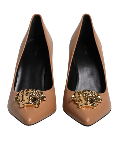 Versace Braun Leder Logo Plaque High Heels Pumps Schuhe