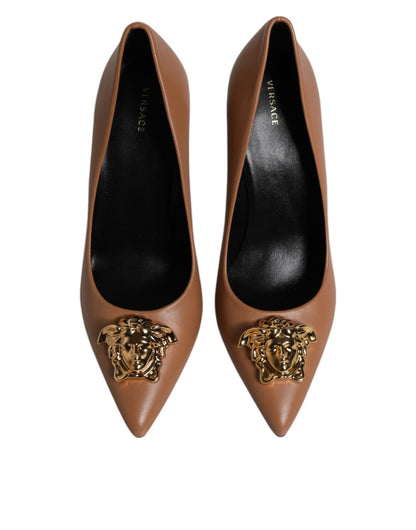 Versace Braun Leder Logo Plaque High Heels Pumps Schuhe